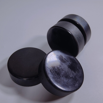 Kummīgā ledus hokeja ripka — Zīmols: Tfb; Materiāls: Gumija; Logotipa drukāšana: Pieejama; Pielāgošana: Pieejama; Piemērots hokejam, sporta vietām, sporta somām un citiem bumbu sporta veidiem