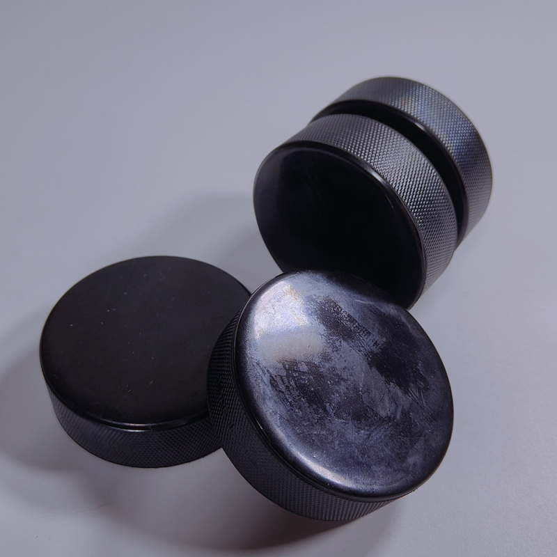 Kummīgā ledus hokeja ripka — Zīmols: Tfb; Materiāls: Gumija; Logotipa drukāšana: Pieejama; Pielāgošana: Pieejama; Piemērots hokejam, sporta vietām, sporta somām un citiem bumbu sporta veidiem