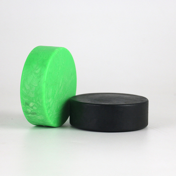 Hoki edzés korong — anyag: TPE + kalcium-karbonát; Kategória: Hoki; Alkalmazható: jég- és hó sportok; Termék kódja: Discus; Testreszabás: elérhető; Logo nyomtatás: lehetséges