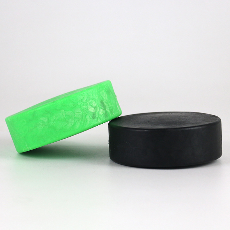 Hoki edzés korong — anyag: TPE + kalcium-karbonát; Kategória: Hoki; Alkalmazható: jég- és hó sportok; Termék kódja: Discus; Testreszabás: elérhető; Logo nyomtatás: lehetséges