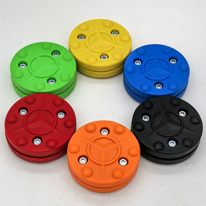 Divslāņu apmācības bumba riteņhokejam un hokejam uz ledus, zīmols Wheel on Wheel; materiāls: pastiprināts neilons; logotipa drukāšana: jā