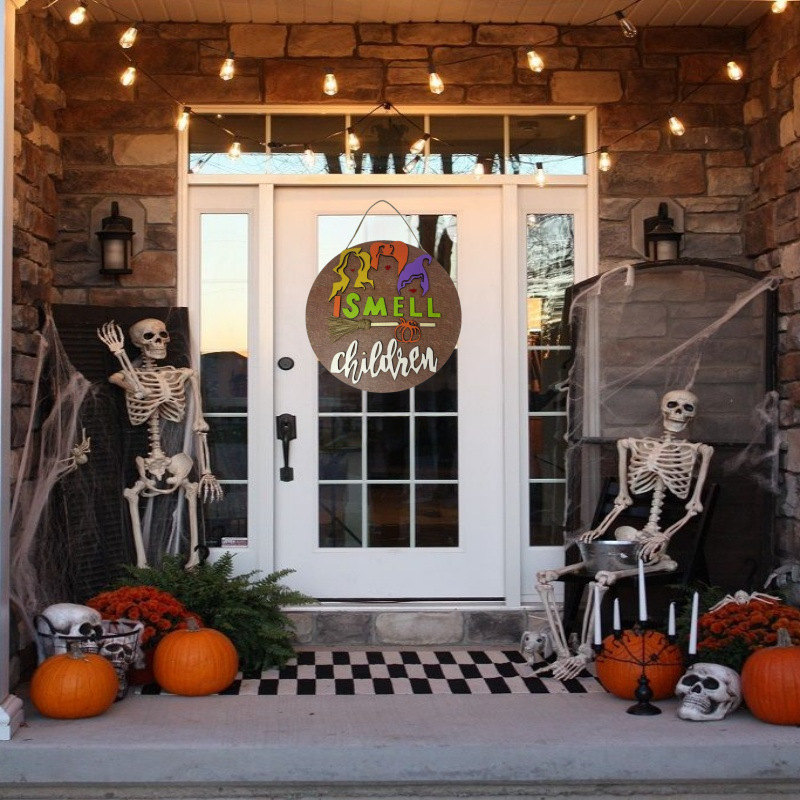 Semn de ușă din lemn cu vrăjitoare de Halloween și mătură – decor de perete pentru interior/exterior