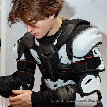 Nailoninė hokeja apsauga su pečių apsauga, universali aprėptis ir logotipo pritaikymas