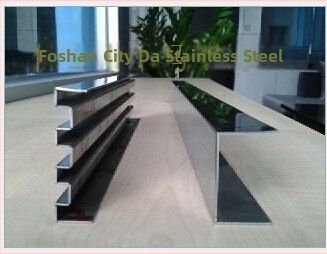 Nerūsējošā tērauda U‑formas rieva profils durvju rāmiem, sienu līnijām un griestu malām ar divpusēju attēlu rāmiem