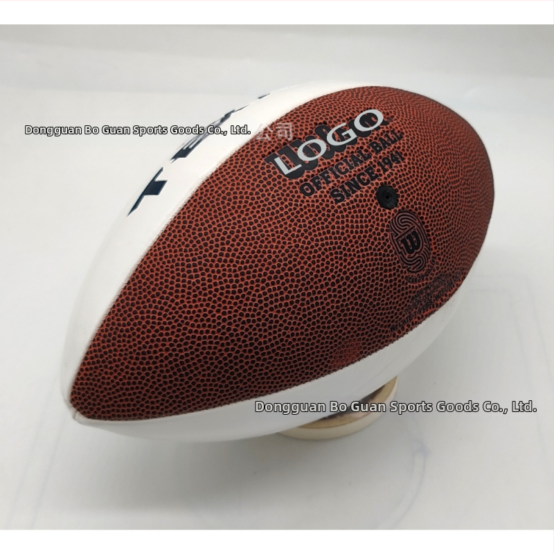 Tréningová lopta na americký futbal, šitie na stroji, PU materiál; možnosť personalizácie; tlačené logo; vhodná na beh, fitnes a ďalšie loptičkové športy.