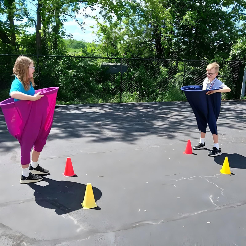 Kiemo metimų žaidimas vaikams ir tėvams — medžiaga: pieno šilkas; komplekte: 200 g kelnės + 2 kamuoliukai po 23 g arba 200 g kelnės + 4 kamuoliukai po 23 g; pakuotė: Opp pakelis; tinka 7–14 metų amžiaus