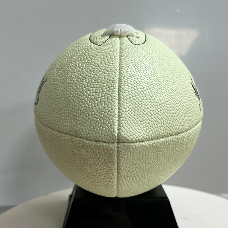 PU šviesinantis amerikietiškojo futbolo kamuolys su graviravimu — autentiška treniruotėms ir varžyboms, prekės ženklas Norman, siuvimas mašina