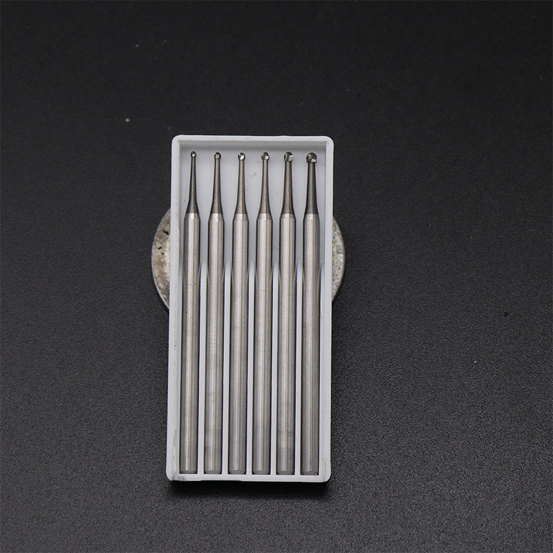 Volframo plieno rinkinys su kamuoline adata ir bangos adata mikrograviravimui alyvuogių medienai ir papuošalų graviravimui.