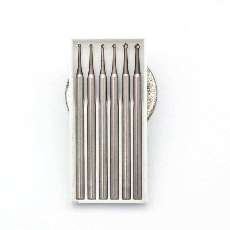 Volframo plieno rinkinys su kamuoline adata ir bangos adata mikrograviravimui alyvuogių medienai ir papuošalų graviravimui.