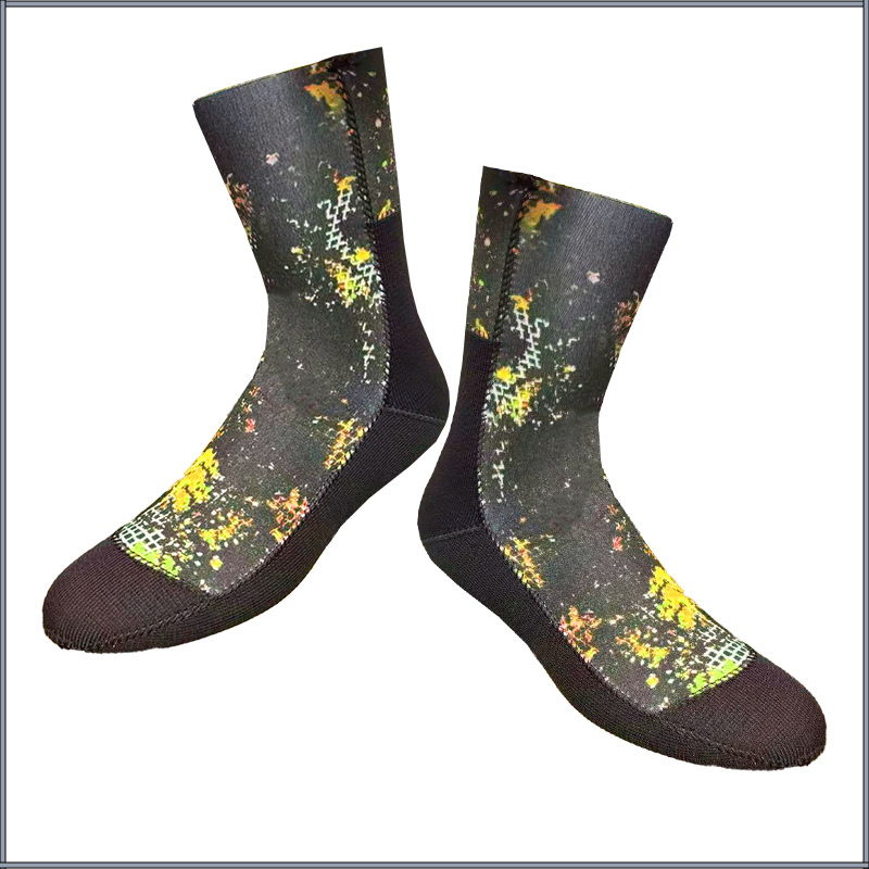 Kamuflázs mintázatú búvár zokni, 7 mm vastag, nylon anyag, csúszásmentes talp