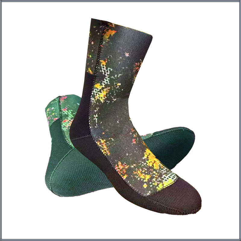 Kamuflázs mintázatú búvár zokni, 7 mm vastag, nylon anyag, csúszásmentes talp