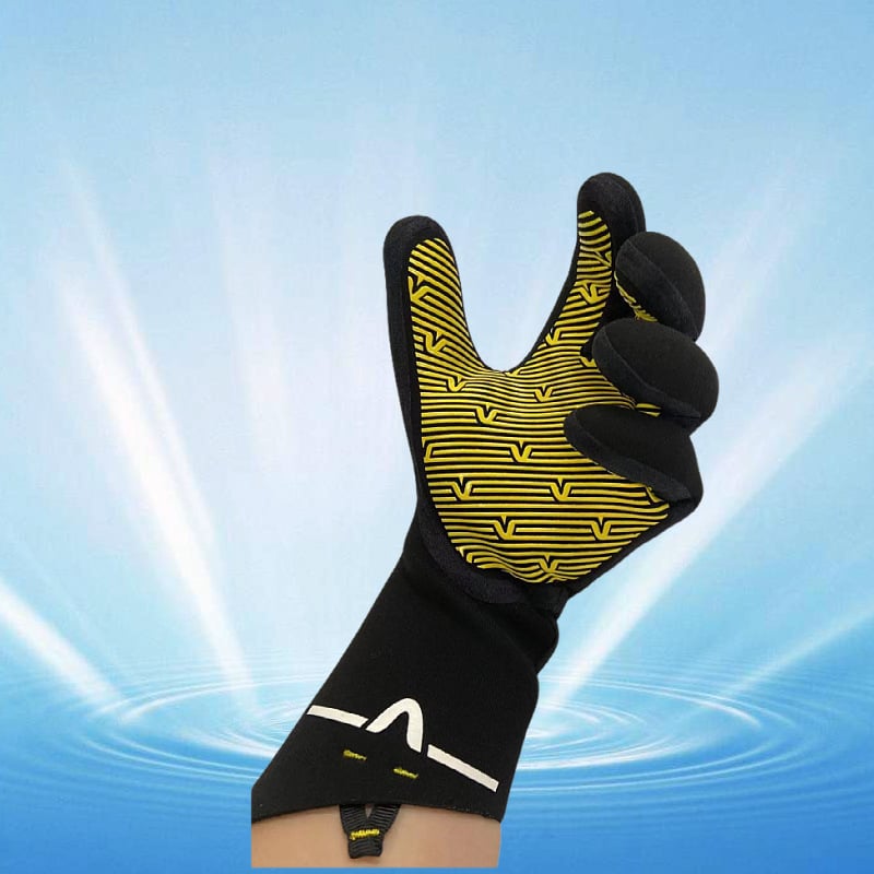 3 mm rankomis klijuotos nardymo pirštinės — šiltos, atsparios dilimui, aštriems įpjovimams ir durtims; tinka žvejybai, snorgelingui ir banglentininkams. Prekės kodas 023, kilmė Dongguan, Guangdong.