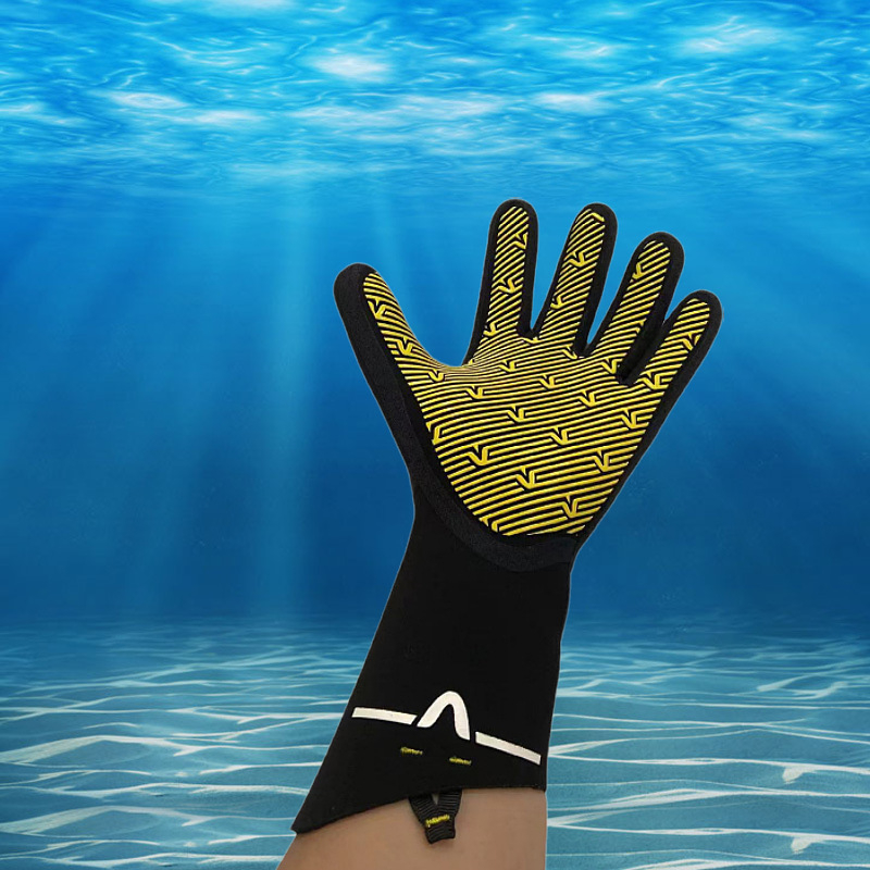 3 mm rankomis klijuotos nardymo pirštinės — šiltos, atsparios dilimui, aštriems įpjovimams ir durtims; tinka žvejybai, snorgelingui ir banglentininkams. Prekės kodas 023, kilmė Dongguan, Guangdong.