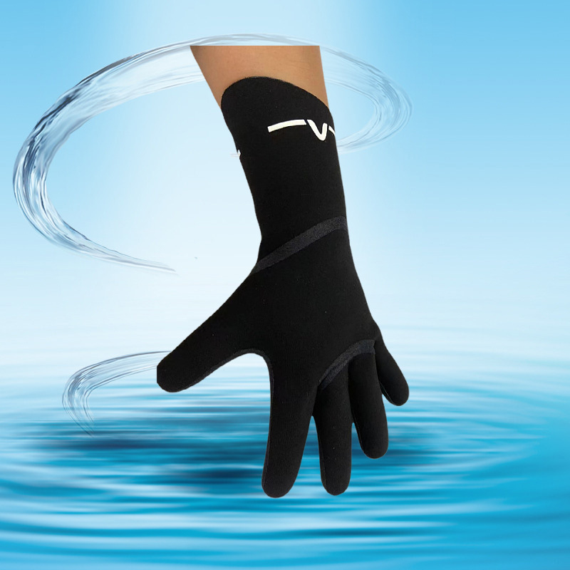 3 mm rankomis klijuotos nardymo pirštinės — šiltos, atsparios dilimui, aštriems įpjovimams ir durtims; tinka žvejybai, snorgelingui ir banglentininkams. Prekės kodas 023, kilmė Dongguan, Guangdong.