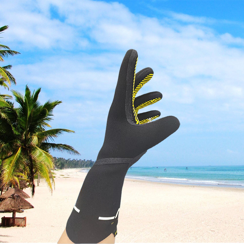 3 mm rankomis klijuotos nardymo pirštinės — šiltos, atsparios dilimui, aštriems įpjovimams ir durtims; tinka žvejybai, snorgelingui ir banglentininkams. Prekės kodas 023, kilmė Dongguan, Guangdong.