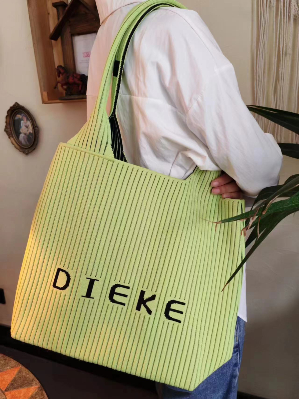 Torba za rame u urbanom stilu, vertikalni četverokutni oblik, poliester, otvoren gornji dio, unutarnje pretince za telefon, ID, džep za prijenosno računalo i kameru, dvostruke naramenice