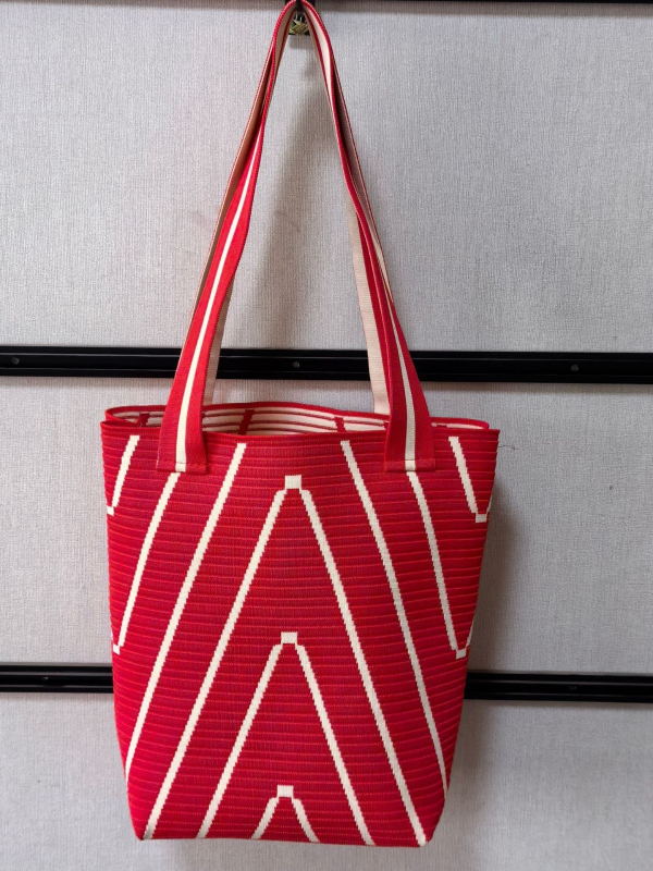 Torba za rame u urbanom stilu, vertikalni četverokutni oblik, poliester, otvoren gornji dio, unutarnje pretince za telefon, ID, džep za prijenosno računalo i kameru, dvostruke naramenice