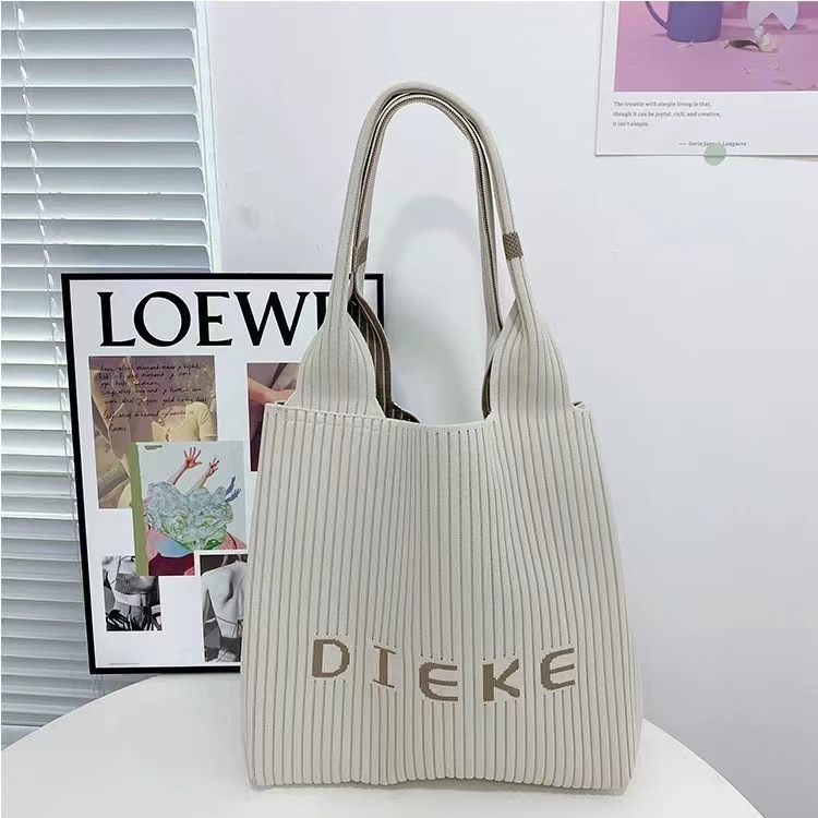 Torba za rame u urbanom stilu, vertikalni četverokutni oblik, poliester, otvoren gornji dio, unutarnje pretince za telefon, ID, džep za prijenosno računalo i kameru, dvostruke naramenice