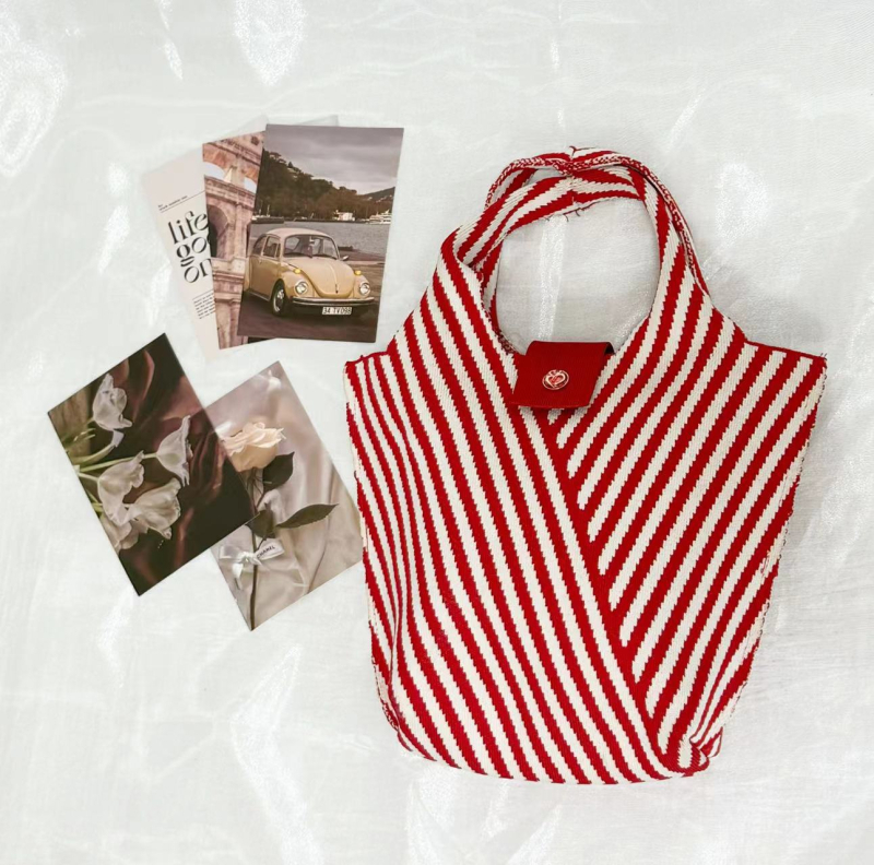 Torba za rame u urbanom stilu, vertikalni četverokutni oblik, poliester, otvoren gornji dio, unutarnje pretince za telefon, ID, džep za prijenosno računalo i kameru, dvostruke naramenice