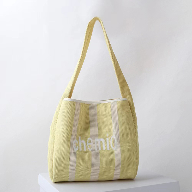 Torba za rame u urbanom stilu, vertikalni četverokutni oblik, poliester, otvoren gornji dio, unutarnje pretince za telefon, ID, džep za prijenosno računalo i kameru, dvostruke naramenice