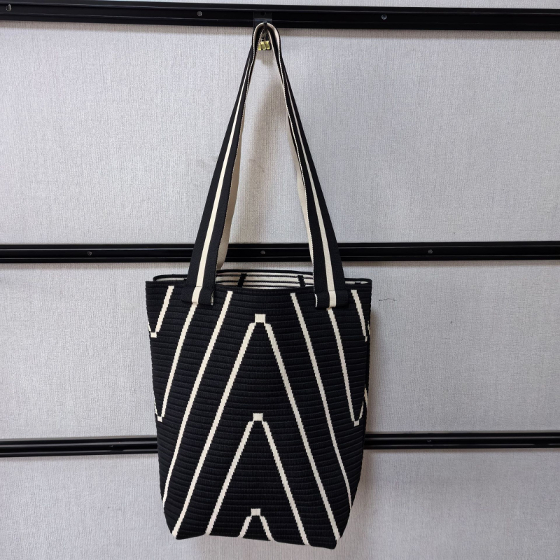 Torba za rame u urbanom stilu, vertikalni četverokutni oblik, poliester, otvoren gornji dio, unutarnje pretince za telefon, ID, džep za prijenosno računalo i kameru, dvostruke naramenice