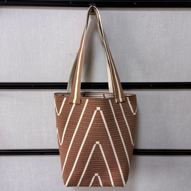 Torba za rame u urbanom stilu, vertikalni četverokutni oblik, poliester, otvoren gornji dio, unutarnje pretince za telefon, ID, džep za prijenosno računalo i kameru, dvostruke naramenice