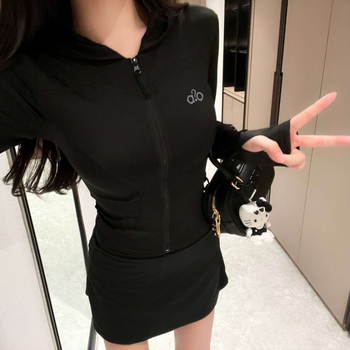 Sieviešu sporta komplekts: garām piedurknēm topa ar rāvējslēdzēju un kapuci + joga/tenisa svārki, slaida silueta, SPF 50