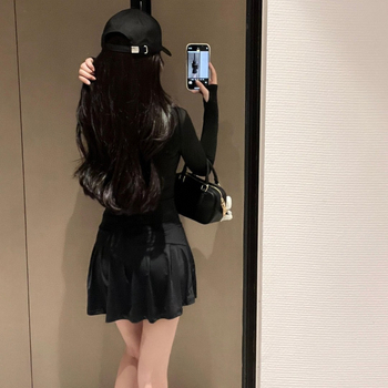 Sieviešu sporta komplekts: garām piedurknēm topa ar rāvējslēdzēju un kapuci + joga/tenisa svārki, slaida silueta, SPF 50