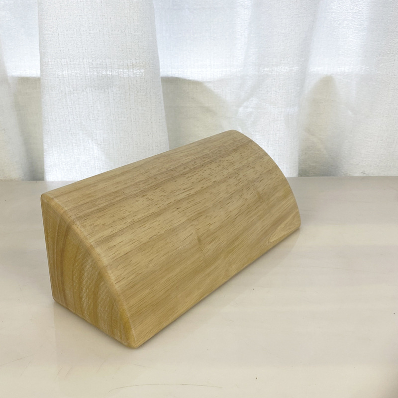 Йога тухла от масивно дърво – 1/4 кръгла аркова форма за разтягане и подпомагане на практиката