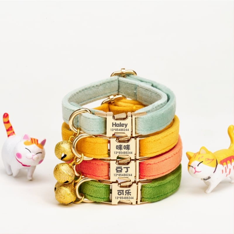 Katės apykaklė su graviruota identifikacijos žyma, varpeliu ir reguliuojamu pūkuotu dizainu