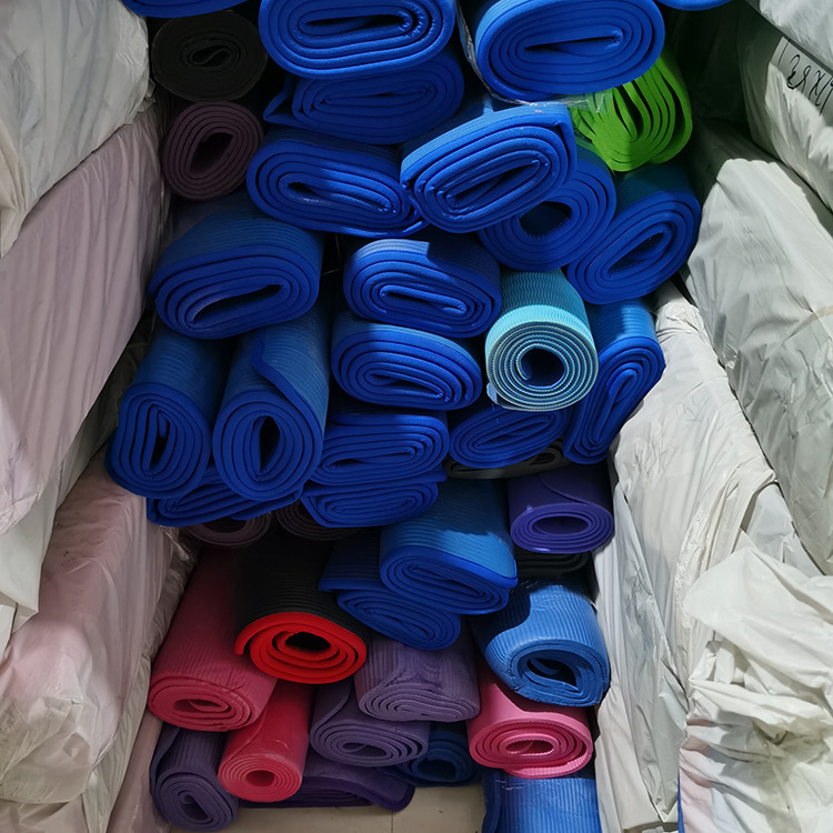Joga podloga druge kvalitete s blagim nedostacima, debela i šira, protuklizna NBR podloga za vježbanje i vanjsku upotrebu, dimenzije 183 x 61 cm, debljina 8–10 mm.