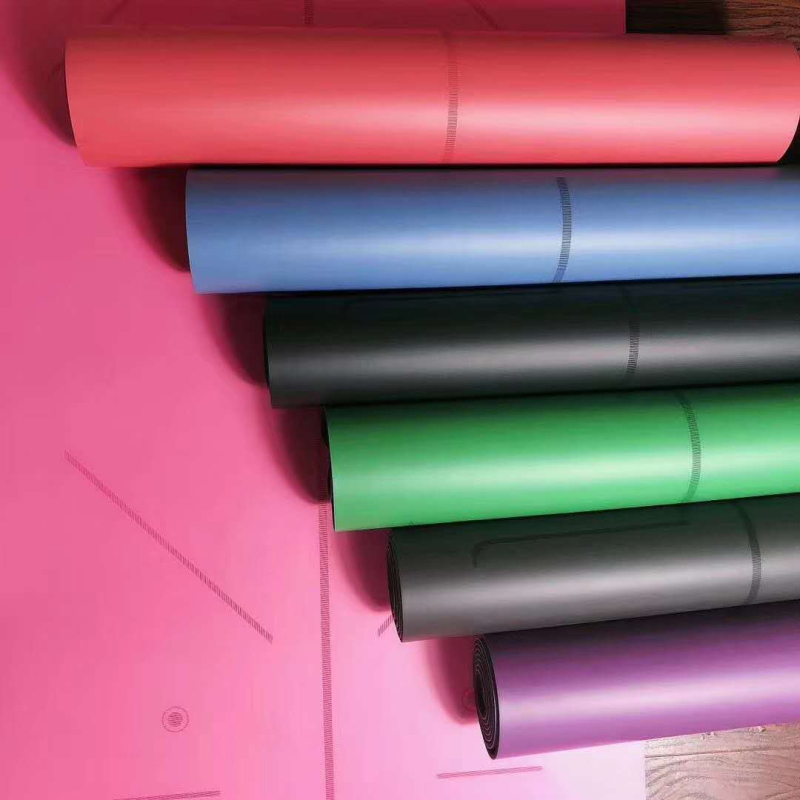 Joga prostirka od prirodnog kaučuka s PU premazom, protiv klizanja na suho i mokro, debela i šira, prozračna, s graviranom linijom držanja tijela i logotipom, dimenzije 183 cm x 68 cm