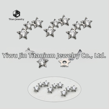 Обеци за ухо: звездообразни, унисекс; титанов сплав имплантен клас (ASTM F-136); циркон бял; диамантно полирани