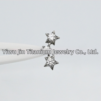 Обеци за ухо: звездообразни, унисекс; титанов сплав имплантен клас (ASTM F-136); циркон бял; диамантно полирани
