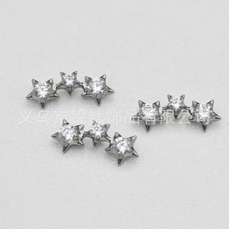 Обеци за ухо: звездообразни, унисекс; титанов сплав имплантен клас (ASTM F-136); циркон бял; диамантно полирани