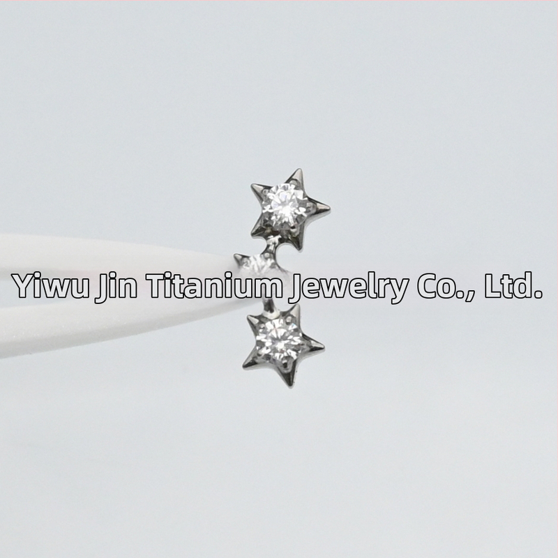 Обеци за ухо: звездообразни, унисекс; титанов сплав имплантен клас (ASTM F-136); циркон бял; диамантно полирани