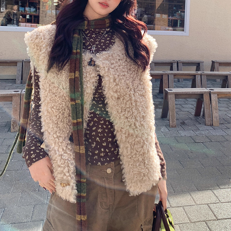 Дамска жилетка от изкуствена козина, еко-приятелска за зима 2025 – кръгло деколте, еднобортна, монотонен дизайн, полиестерна тъкан, дължина 50–65 см, сладък стил