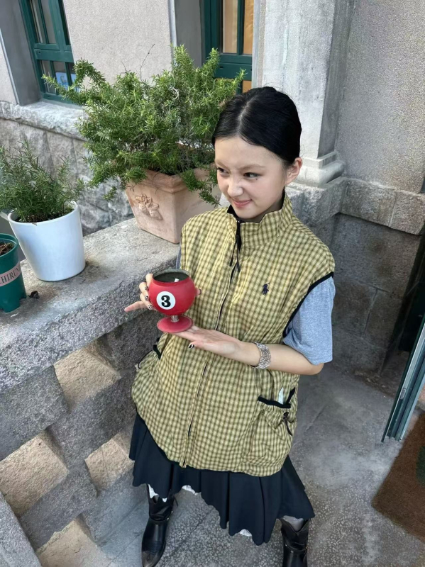 Obostrani kratki prsluk sa stojećim ovratnikom, izšiven karirani uzorak, zatvarač sprijeda