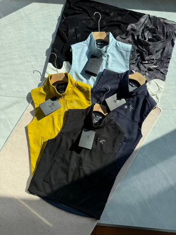 Muško fleece veste s Soft Shell vodonepropusnošću, stojeći ovratnik, džepovi sa zipom, ravni rub, jesen 2024