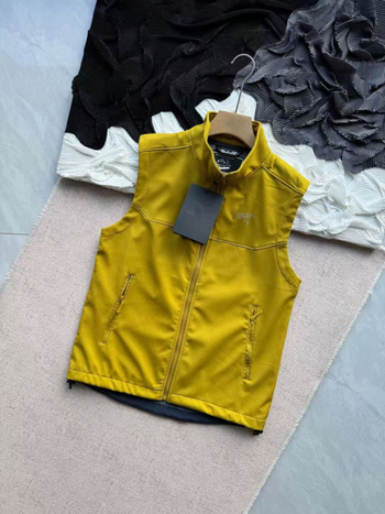 Muško fleece veste s Soft Shell vodonepropusnošću, stojeći ovratnik, džepovi sa zipom, ravni rub, jesen 2024