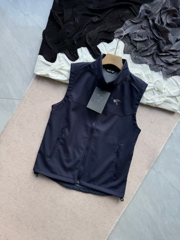 Muško fleece veste s Soft Shell vodonepropusnošću, stojeći ovratnik, džepovi sa zipom, ravni rub, jesen 2024