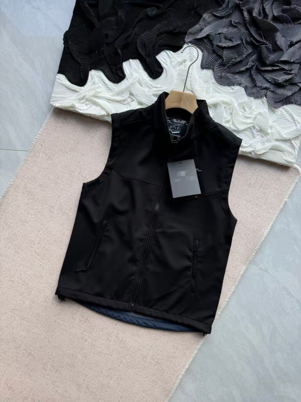 Muško fleece veste s Soft Shell vodonepropusnošću, stojeći ovratnik, džepovi sa zipom, ravni rub, jesen 2024