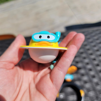 Fürdőjáték babáknak és kisgyerekeknek — felfújható rajzfilm kacsa a vízi játékokhoz; Anyag: műanyag; 4–6 éveseknek; fejleszti a kéz-szem koordinációt, az érzékelést és a szülő–gyerek interakciót.