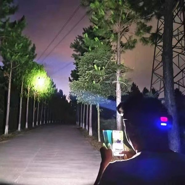 Kültéri szenzoros fejlámpa – újratölthető LED, vízálló, 500 m fénysugár, üzemidő 3–5 óra