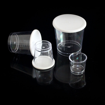 Četiri u jednome set mjerne čašice od smole s poklopcem, kapaciteti 240 ml, 120 ml, 60 ml i 30 ml, plastične s gradacijom.