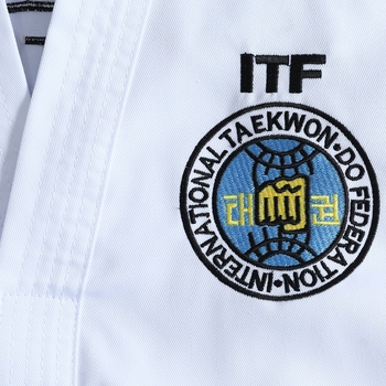 ITF Taekwondo uniforma ar pilnu izšuvumu rakstu, Eiropas versija; audums: kokvilnas maisījums; sastāvs: 35/65 poliestera-kokvilnas; oderējums: kokvilnas maisījums