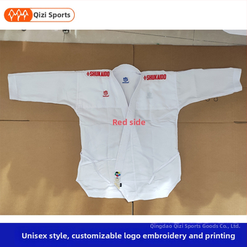 Dviejų pusių karatė kostiumas, lengvas ir kvėpuojantis; audinys: poliesterio–medvilnė (65% poliesteris); pamušalas: combed cotton; unisex, suaugusieji