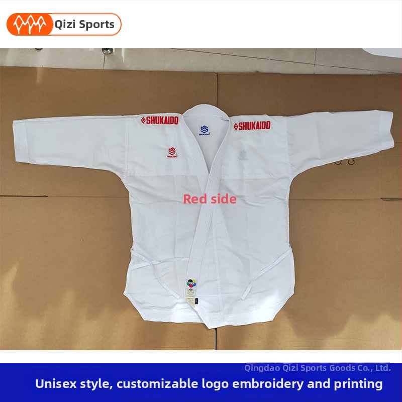 Dviejų pusių karatė kostiumas, lengvas ir kvėpuojantis; audinys: poliesterio–medvilnė (65% poliesteris); pamušalas: combed cotton; unisex, suaugusieji