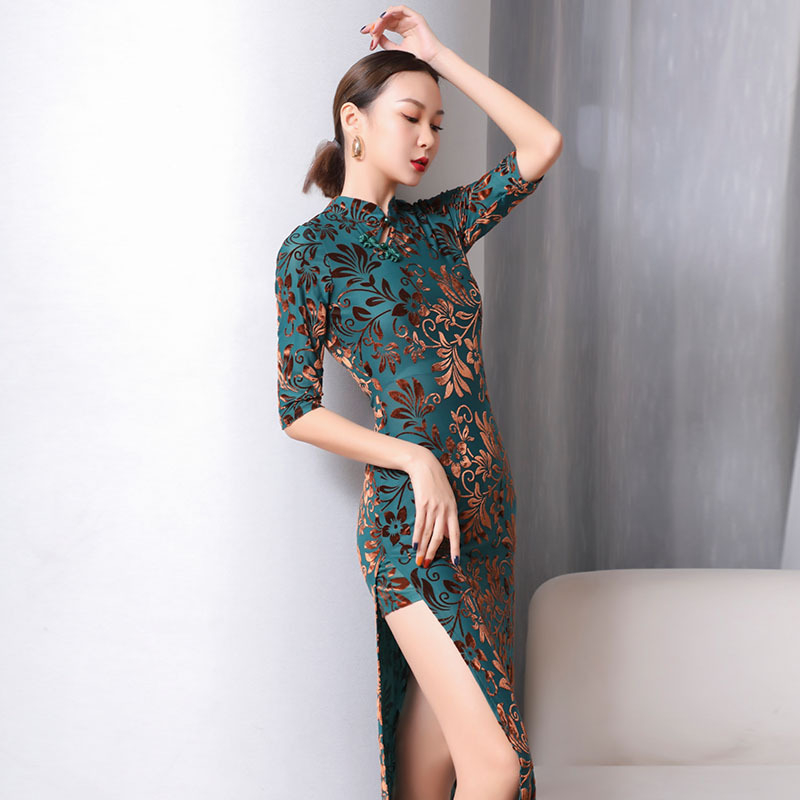 Roba za moderni plesni nastup, u stilu cheongsam, mandarin ovratnik, rukavi 3/4, visoki prorez, najlon tkanina, marka Bao Guang Hong Hua