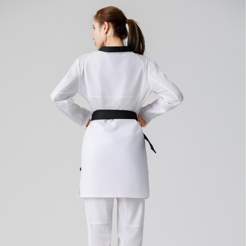 Taekwondo uniforma ar neilona ārējo audumu un 55% poliesteru, oderējums modal 100%.